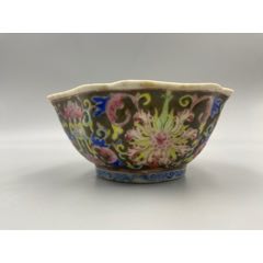 歐洲回流，清晚期同治細路粉彩寶相花貢碗品相：有兩處飛皮尺寸：如圖。