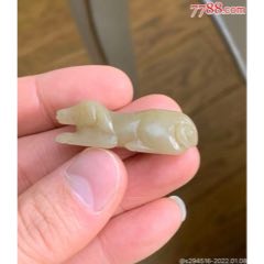 老庫(kù)存和田玉旺財(cái)擺件把狗作為吉祥和財(cái)富的象征，如果誰(shuí)家突然來(lái)了一只狗，主人就會(huì)很