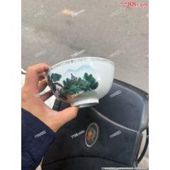 五六十年代的老粉彩浅绛彩山水大碗，画功精湛，口边有微微蚂蚁咬，如图所见发货