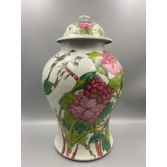 歐洲回流。清光緒時(shí)期張子英1901年細(xì)路粉彩花鳥(niǎo)大將軍罐。品相：全品范疇，罐(zc44718593)