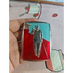 精美，红地毯大步走，毛主席万岁像章一枚