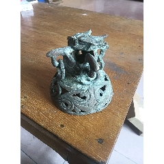 日本古铜制麒麟香炉，双环兽耳人物浮雕，三足设计，有使用痕迹（Y17__