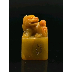 珍品旧藏．篆刻家丁丑年吴咨刻。精品寿山石田黄级田黄石古兽印章。石质
