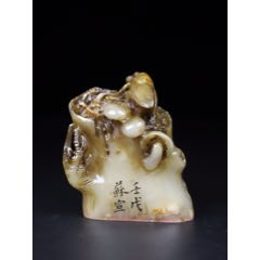 旧藏珍品布盒装纯手工雕刻寿山石印章。《群兽献瑞》名人雕刻，雕工精细