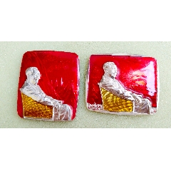 美品.橫藤椅和豎藤椅毛主席像章1對(duì)