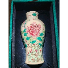 清光緒嘉德出大清康熙年制底款粉彩洞石花鳥紋廣口尊