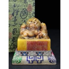 旧藏珍品布盒装纯手工雕刻寿山石印章。《五狮滚绣球》名人雕刻，雕工