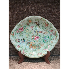 清中期豆青釉鳳穿牡丹花鳥蝶紋海棠盤