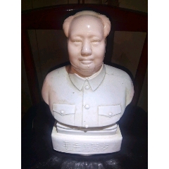 六七十年代白色玻璃钢毛主席半身像，底足有一处边缘有小磕，其他完好！