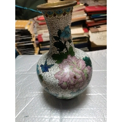 景泰藍(lán)花瓶一個(gè)，做工精美，品相不錯(cuò)，可惜底部開(kāi)了個(gè)眼，喜歡的來(lái)！
