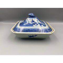 歐洲回流，清中期乾隆青花亭臺(tái)樓閣大蓋鍋品相：品相如圖。蓋子全品鍋底有線尺
