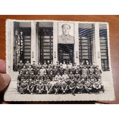 民航收藏可用，巨幅毛像下合影，第十四航校修理廠二連全體同志留念，72.12.20